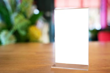 Bar restoranının kafesindeki ahşap masada duran menü çerçevesini taklit et. Metin için boşluk.