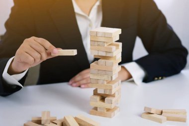 Kumarda risk ve strateji planlamak, tahta bloklar koymak. Büyüme süreci için iş kavramı.
