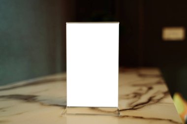 Bar restoranının kafesindeki ahşap masada duran menü çerçevesini taklit et. Metin için boşluk.