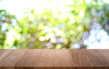 Restoranın soyut bulanık arka planının önündeki boş, siyah ahşap masa. Ürünlerinizi görüntülemek ya da montajlamak için kullanılabilir. 