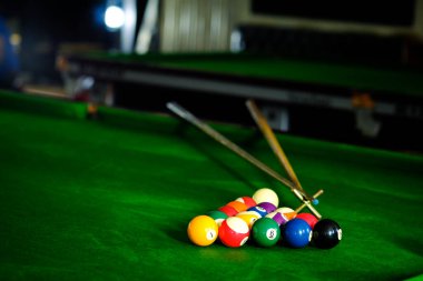 Bilardo topları. Yeşil frizde renkli bilardo topları
