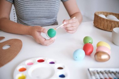 Paskalya için hazırlanıyorum. Renkli masa örtüsüne paskalya yumurtası boyamak