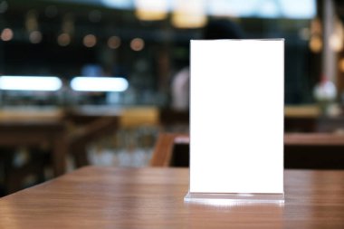 Bar restoranının kafesinde ahşap masada duran menü çerçevesi. Metin pazarlama promosyonu için boşluk