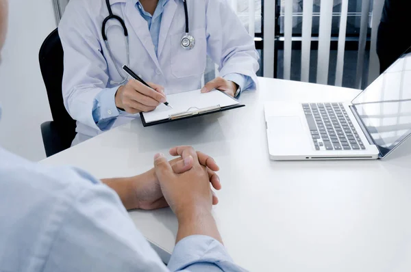 Médico Profesional Uniforme Blanco Bata Entrevista Consultoría Paciente — Foto de Stock