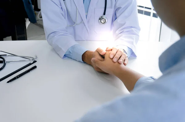 Doctor Sosteniendo Mano Del Paciente Tranquilizando Paciente Masculino Ayudando Con —  Fotos de Stock