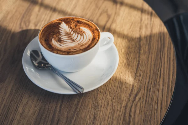 sehpanın üzerinde kahve sanatı.