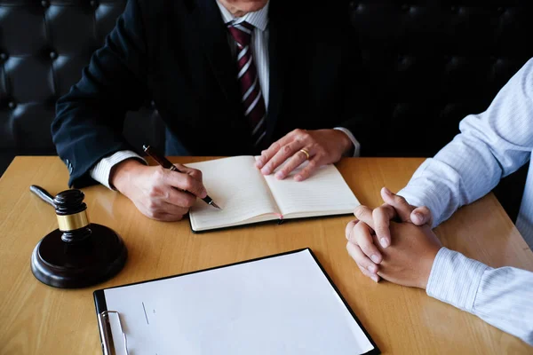 Conseiller Juridique Présente Client Contrat Signé Avec Gavel Droit Juridique — Photo