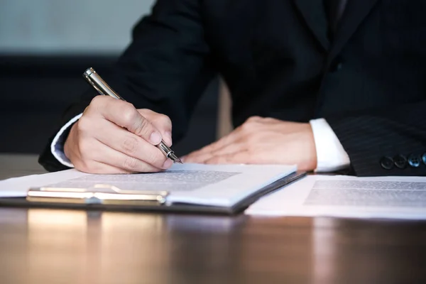 Der Rechtsberater Legt Dem Mandanten Einen Unterschriebenen Vertrag Mit Hammer — Stockfoto