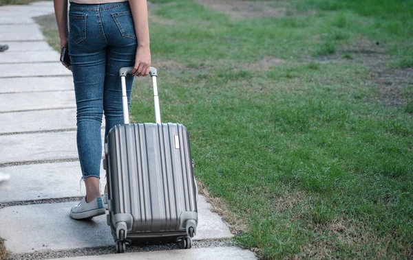 Wanita Musafir Yang Membawa Barang Barang Wisatawan Berjalan Dengan Suitcase — Stok Foto