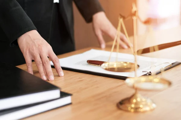 Der Rechtsberater Legt Dem Mandanten Einen Unterschriebenen Vertrag Mit Hammer — Stockfoto