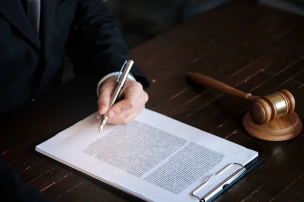 法律顾问向客户提交一份与Gavel和法律签署的合同 司法和律师概念 — 图库照片