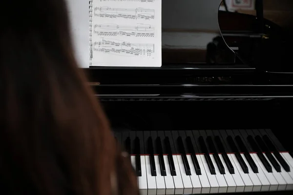 Belle Femme Jouant Piano Apprendre Jouer Piano — Photo