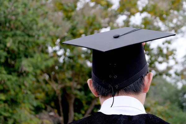 Studentka Gratulacjami Absolwenci Ubrani Suknię Dyplomową Uniwersytetu — Zdjęcie stockowe