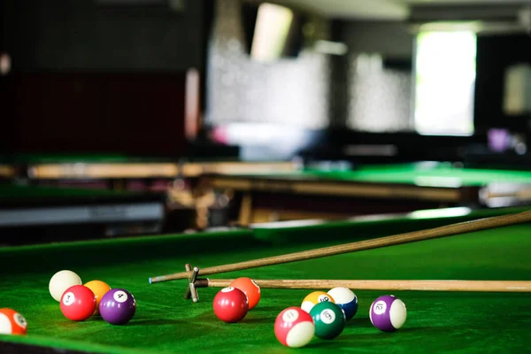 Mão Homem Braço Cue Jogando Jogo Sinuca Preparando Para Atirar — Fotografia de Stock