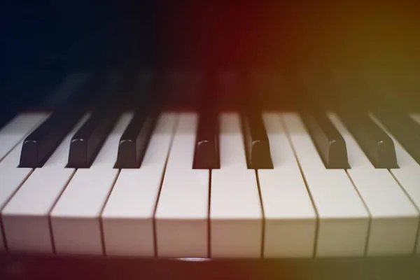 Seçici Odaklı Piyano Klavyesi Arkaplanı — Stok fotoğraf