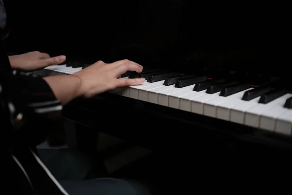 Piyano Çalan Güzel Kadın Piyano Çalmayı Öğren — Stok fotoğraf