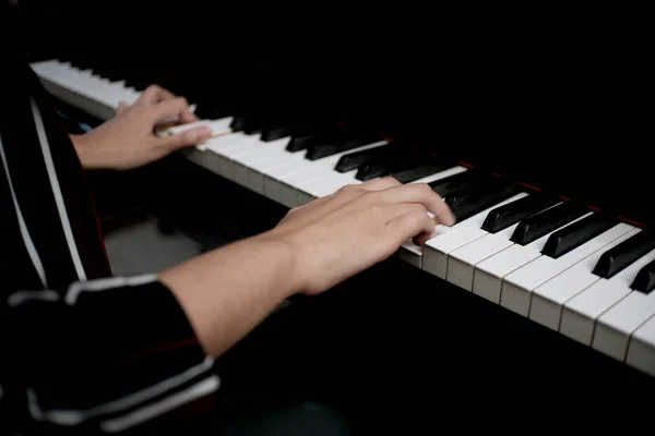 Belle Asiatique Fille Apprendre Jouer Piano — Photo