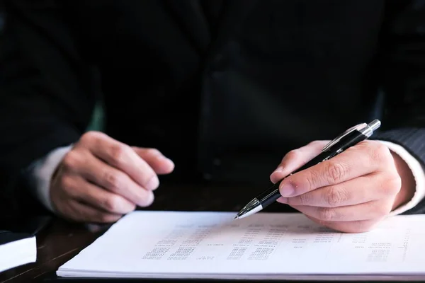 Empresario Analizando Gráficos Inversión Presionando Botones Calculadora Sobre Documentos Concepto — Foto de Stock