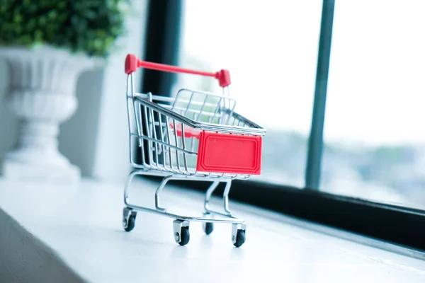 Pequeño Carrito Compras Con Ordenador Portátil Para Internet Concepto Compras —  Fotos de Stock