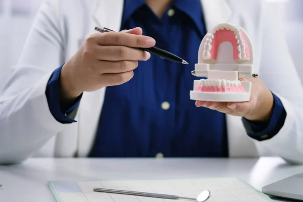 Odontoiatra Che Esamina Paziente Cure Mediche Presso Studio Dentistico — Foto Stock