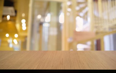 Restoranın soyut bulanık arka planının önündeki boş, siyah ahşap masa. Ürünlerinizi görüntülemek ya da montajlamak için kullanılabilir. 