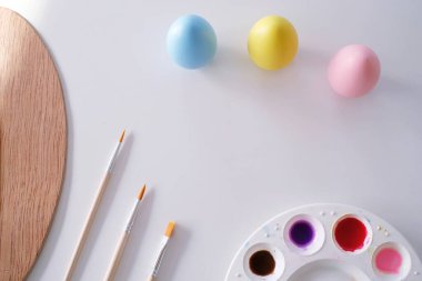 Paskalya için hazırlanıyorum. Renkli masa örtüsüne paskalya yumurtası boyamak