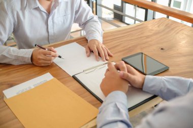 Hukuk danışmanı müvekkiline tokmak ve hukuk hukuku ile imzalanmış bir sözleşme sunar. Adalet ve avukat kavramı