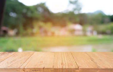 Restoranın soyut bulanık arka planının önündeki boş, siyah ahşap masa. Ürünlerinizi görüntülemek ya da montajlamak için kullanılabilir.