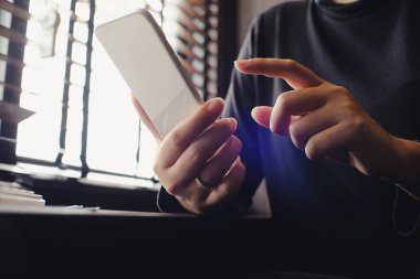 Muhasebeci kadınlar akıllı telefonlarla çalışır. Finansal teknoloji kavramı.