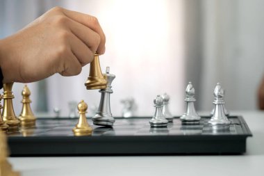 İş adamı satrançla oynar. İş stratejisi ve taktik meydan okuma başarı yönetimi kavramı 