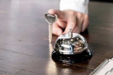 Otel resepsiyonundaki bayan misafir.