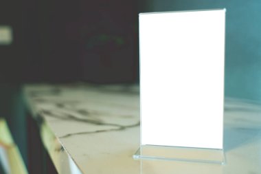 Bar restoranının kafesindeki ahşap masada duran menü çerçevesini taklit et. Metin için boşluk.