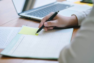 Ofis masasında tasarım planlama reklam belgeleri