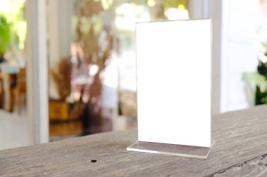 Bar restoranının kafesindeki ahşap masada duran menü çerçevesini taklit et. Metin için boşluk.