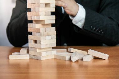 Kumarda risk ve strateji planlamak, tahta bloklar koymak. Büyüme süreci için iş kavramı.