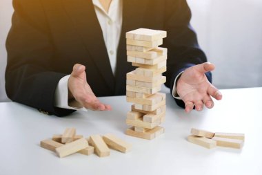 Kumarda risk ve strateji planlamak, tahta bloklar koymak. Büyüme süreci için iş kavramı.