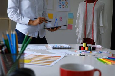 Moda tasarımcısı atölyedeki yeni koleksiyonun taslağı olarak çalışıyor. Yaratıcı Tasarım Konsepti.