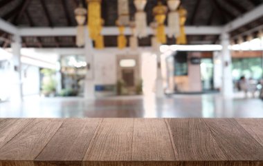 Restoranın soyut bulanık arka planının önündeki boş, siyah ahşap masa. Ürünlerinizi görüntülemek ya da montajlamak için kullanılabilir.