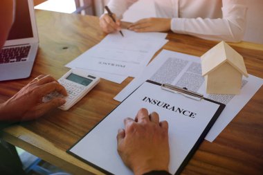 İş adamı, emlakçı danışman ve ev sigortası kavramı dışında emlakçıyla anlaşma yapıyor.