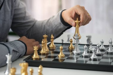 İş adamı satrançla oynar. İş stratejisi ve taktik meydan okuma başarı yönetimi kavramı 