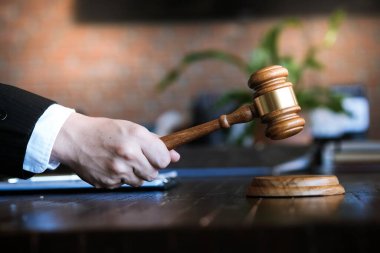 Hukuk danışmanı müvekkiline tokmak ve hukuk hukuku ile imzalanmış bir sözleşme sunar. Adalet ve avukat kavramı