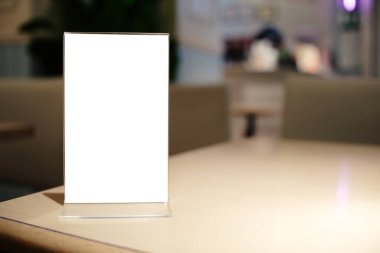 Bar restoranının kafesinde ahşap masada duran menü çerçevesi. Metin pazarlama promosyonu için boşluk