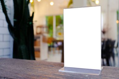 Bar restoranının kafesindeki ahşap masada duran menü çerçevesini taklit et. Metin için boşluk.