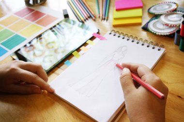 Moda tasarımcısı atölyedeki yeni koleksiyonun taslağı olarak çalışıyor. Yaratıcı Tasarım Konsepti.