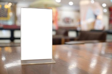 Bar restoranının kafesinde ahşap masada duran metin pazarlama promosyonu için menü çerçeve alanı