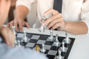 İş adamı satrançla oynar. İş stratejisi ve taktik meydan okuma başarı yönetimi kavramı 