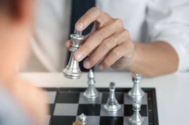 İş adamı satrançla oynar. İş stratejisi ve taktik meydan okuma başarı yönetimi kavramı 