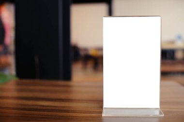 Bar restoranının kafesindeki ahşap masada duran menü çerçevesini taklit et. Metin için boşluk