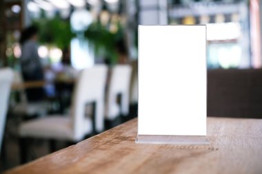 Bar restoranının kafesinde ahşap masada duran menü çerçevesi. Metin pazarlama promosyonu için boşluk