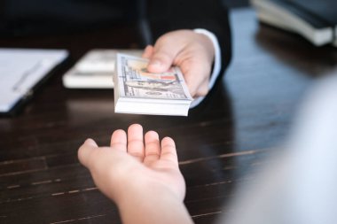 Yolsuzluk yapan işadamları. Rüşvet veren adam